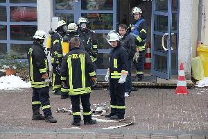 Bild: Einsatzkräfte vor dem Gebäudeeingang