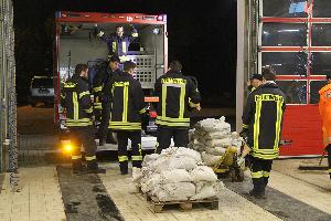 Bild: Mehr als 400 Sands&amp;auml;cke wurde gef&amp;uuml;llt und an die Einsatzstellen transportiert