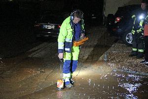 Bild: Ein Mitarbeiter des Wasserversorgers bei der Leckageortung