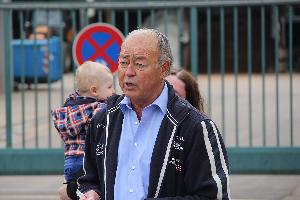 Bild: Der stellvertretende Vorsitzende des Fördervereins des Löschbezirks Eppelborn begrüßte die Vertreter der Bank am Gerätehaus in Eppelborn