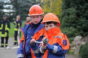 Bild: Eine der Aufgaben beim Gemeinde-Jugendfeuerwehrtag in Eppelborn: Ein L&amp;ouml;schangriff