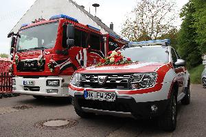Bild: Die beiden neuen Einsatzfahrzeuge: Das Tragkraftspritzenfahrzeug f&amp;uuml;r den L&amp;ouml;schbezirk Macherbach und der Kommandowagen f&amp;uuml;r Wehrf&amp;uuml;hrer Klaus Theis