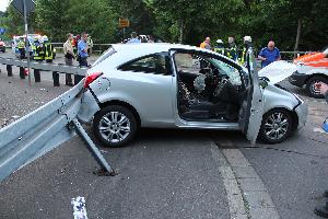 Bild: Der Corsa wurde durch den Crash auf die Leitplanken geschleudert