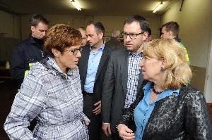 Bild: Ministerpr&amp;auml;sidentin Annegret Kramp-Karrenbauer im Gespr&amp;auml;ch mit B&amp;uuml;rgermeisterin Birgit M&amp;uuml;ller-Closset (Foto: Frank Bredel)