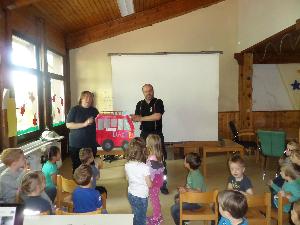 Bild: Thorsten Fuchs und Marina Haupenthal bekamen von den Kindern ein kleines Dankeschön überreicht - dieses findet im Schulungsraum nun seinen Ehrenplatz