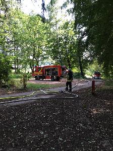 Bild: Eine unabhängige Wasserversorgung musste über lange Wege zum angenommenen Brand aufgebaut werden.