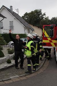 Bild: Einweisung des Gruppenführers durch den Übungsleiter