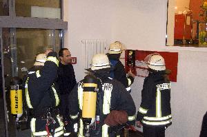 Bild: Abfrage der Informationen an der Brandmeldeanlage (Foto: Jungbluth, GFA)