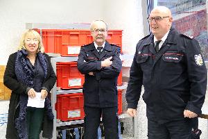 Bild: Bürgermeisterin Birgit Müller-Closset mit Wehrführer Klaus Theis (rechts) und seinem Stellverteter Wolfgang Braun in der neuen Atemschutzwerkstatt