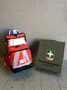 Bild: Der neue Erste Hilfe Rucksack im Vergleich zum 40 Jahre alten Model. 