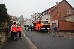 Bild: Einsatzkr&amp;auml;fte von Feuerwehr, Polizei und Rettungsdienst vor dem Anwesen in der Urexweiler Stra&amp;szlig;e