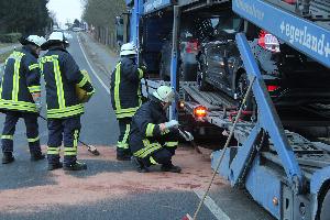Bild: Die Feuerwehr brachte Bindemittel auf die Verschmutzung aus