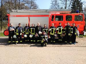 Bild: Gruppenfoto mit Ausbilder-Team vor dem LF16 des LB Dirmingen