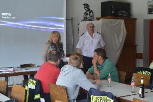 Bild: Bürgermeisterin Müller Closset und Wehrführer Theis gratulierten den neuen Truppmännern ganz herzlich.