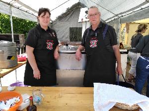 Bild: Stefanie und Guido Kuhn versorgen die Besucher mit einer köstlichen Erbsensuppe (Foto: Hans-Werner Guthörl)