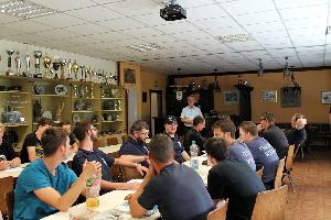 Bild: Der stv. Wehrführer und Fachbereichsleiter Ausbildung Wolfgang Braun konnte allen Teilnehmern ganz herzlich zum bestandenen Lehrgang gratulieren.