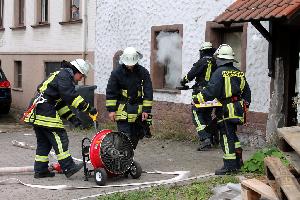 Bild: Während das angebrannte Essen ins Freie gebracht wurde, wird am Hauseingang der Überdrucklüfter in Stellung gebracht
