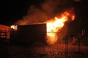 Bild: Beim Eintreffen der Einsatzkräfte stand der Baucontainer bereits im Vollbrand