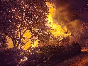 Bild: Nächtlicher Vollbrand eines Carports mit Pkw und Brennholzlager in Habach