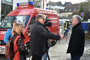 Bild: B&amp;uuml;rgermeister Armin K&amp;ouml;nig beim Interview an der Einsatzstelle (Foto: Frank Bredel)