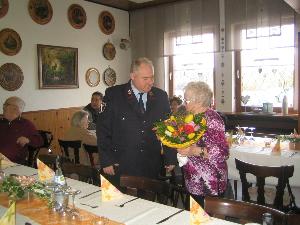 Bild: Der stellv. Löschbezirksführer Heino Molter überreicht einen Blumenstrauß an Lore Braun