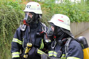 Bild: Ein Trupp wartet ausgerüstet mit Atemschutz auf seinen Einsatz