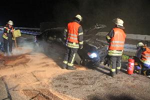 Bild: &amp;Ouml;l und Kraftstoff liefen nach dem Unfall auf die Fahrbahn
