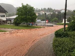 Bild: Die starken Regenfällen verwandelten viele Straßen in reißende Flüsse