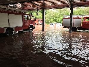 Bild: Die komplett &amp;uuml;berflutete Fahrzeughalle im L&amp;ouml;schbezirk Eppelborn