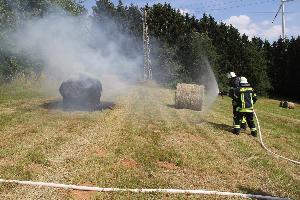 Bild: Ein Rundballen war auf einer Wiese an der L303 in Brand geraten