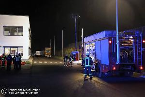 Bild: Gefahrguteinsatz der Feuerwehr auf dem Gel&amp;auml;nde einer Spedition in Neunkirchen-Sinnerthal (Foto: Christopher Benkert - Feuerwehr Neunkirchen)