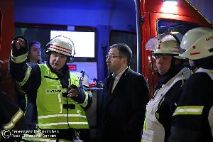 Bild: Kreisbrandinspekteur Werner Thom im Gespr&amp;auml;ch mit dem Landrat S&amp;ouml;ren Meng (Foto: Christopher Benkert - Feuerwehr Neunkirchen)