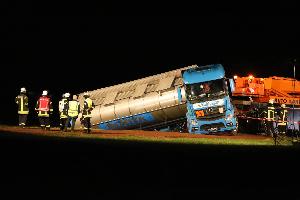 Bild: Gef&amp;auml;hrlich in Schr&amp;auml;gelage geriet dieser Tanklastzug in Merzig-Hilbringen (Foto: Carsten Klein)