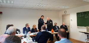 Bild: Markus Lambert wurde von KBI Werner Thom f&amp;uuml;r 25-j&amp;auml;hrige Mitgliedschaft in der Feuerwehr geehrt.