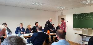 Bild: Andreas Guthörl wurde von KBI Werner Thom für 25-jährige Mitgliedschaft in der Feuerwehr geehrt.