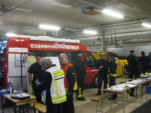 Bild: Der Einsatzleitwagen der Feuerwehr Illingen unterstützte im Gerätehaus in Eppelborn