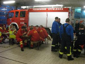 Bild: Kräfte der DLRG und der Feuerwehr standen zur Gefahrenabwehr bei einem Paralleleinsatz bereit