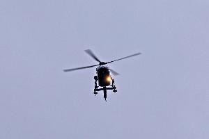 Bild: Ein Hubschrauber der Bundespolizei &amp;uuml;berfliegt die Ortsmitte noch einmal zur Kontrolle