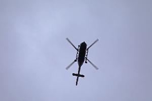 Bild: Ein Hubschrauber der Bundespolizei &amp;uuml;berfliegt die Ortsmitte noch einmal zur Kontrolle
