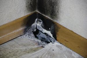 Bild: Die Einsatzkräfte fanden ein Loch im Fußboden vor