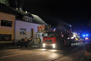 Bild: Einsatzkr&amp;auml;fte vor dem Anwesen in der Illinger Stra&amp;szlig;e