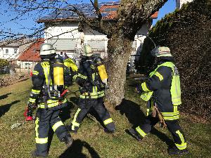 Bild: Einsatz unter Atemschutz bei einem Garagenbrand am Matzenberg