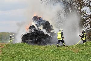 Bild: Ein Strohlager mit rund 40 Ballen ging an der L303 aus noch unbekannten Gr&amp;uuml;nden in Flammen auf