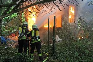 Bild: Unter Atemschutz bek&amp;auml;mpfte ein Trupp den Brand in der Schlo&amp;szlig;stra&amp;szlig;e