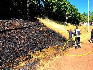 Bild: Mit einem C-Rohr wurden Nachlöscharbeiten durchgeführt.