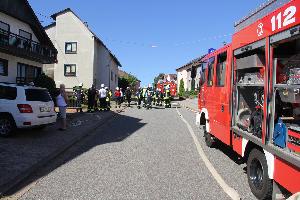Bild: Einsatzkräfte der Feuerwehr vor dem Anwesen in der Eiweiler Straße