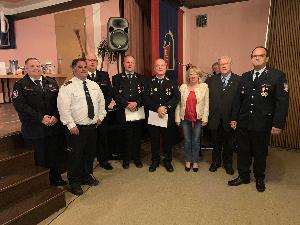 Bild: Feuerwehrleute konnten befördert und für langjährige Mitgliedschaft geehrt werden