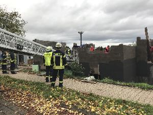Bild: Rettung eines Arbeiters aus einem Rohbau durch die Feuerwehr (Foto: Feuerwehr Lebach)