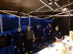 Bild: Die Einsatzabteilung unterstützte die Jugendfeuerwehr beim Backen des Flammkuchens