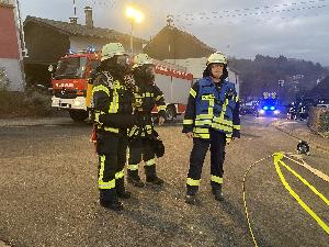 Bild: Ein Trupp unter Atemschutz hält sich für einen eventuellen Einsatz bereit